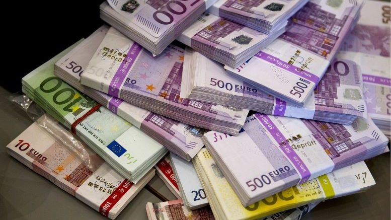 Corona-Kredit: Euro-Banknoten auf einem Haufen